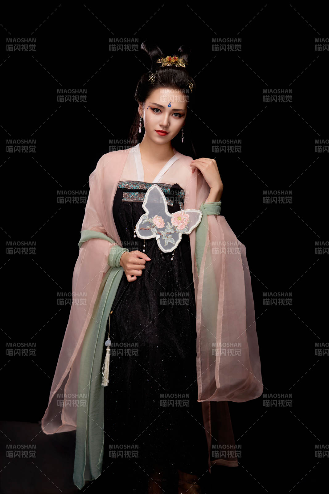 手持蝶扇展示唐代服饰妆容造型的东方女性