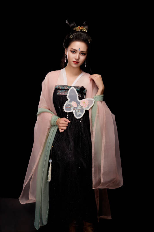 手持蝶扇展示唐代服饰妆容造型的东方女性