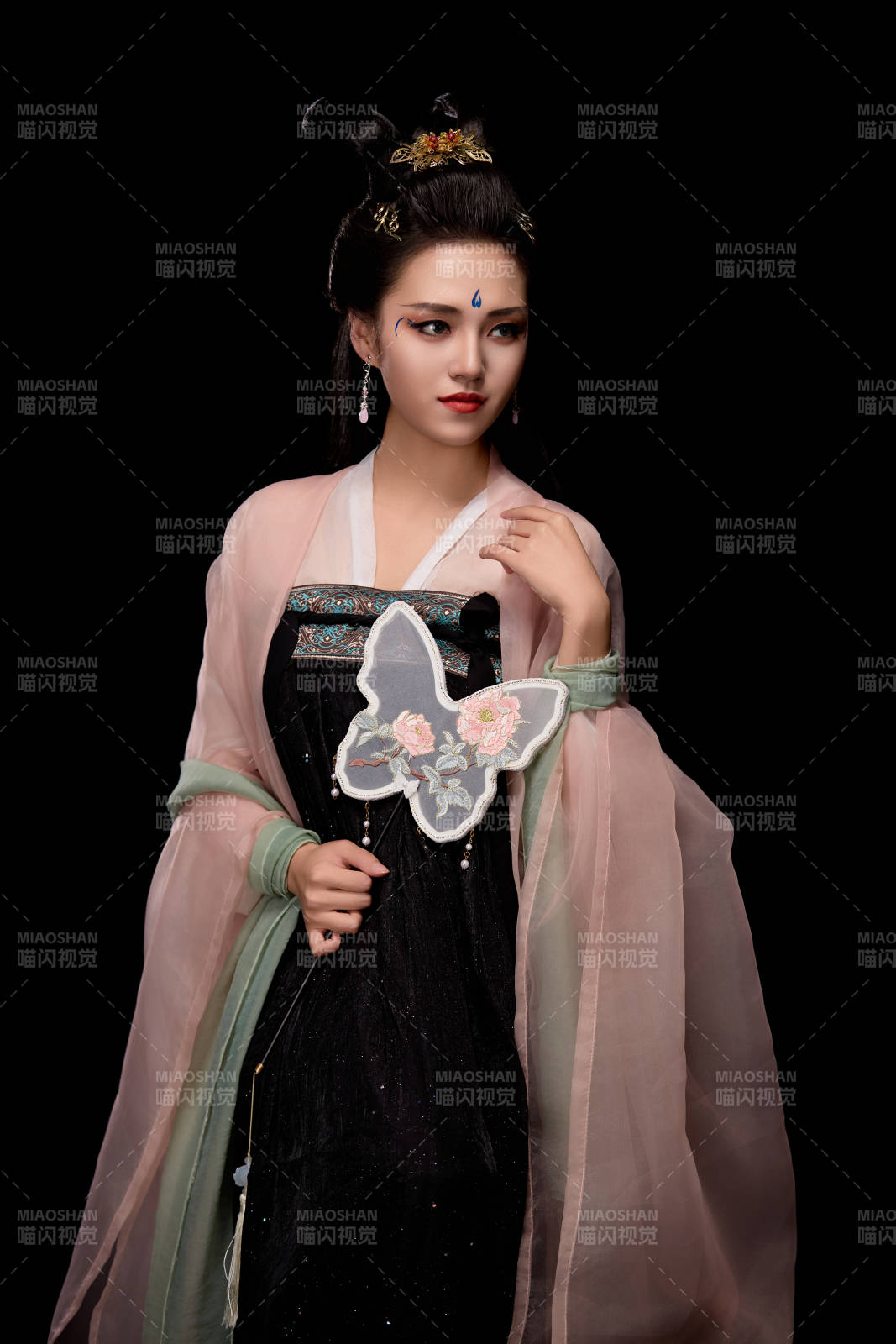 手持蝶扇展示唐代服飾妝容造型的東方女性