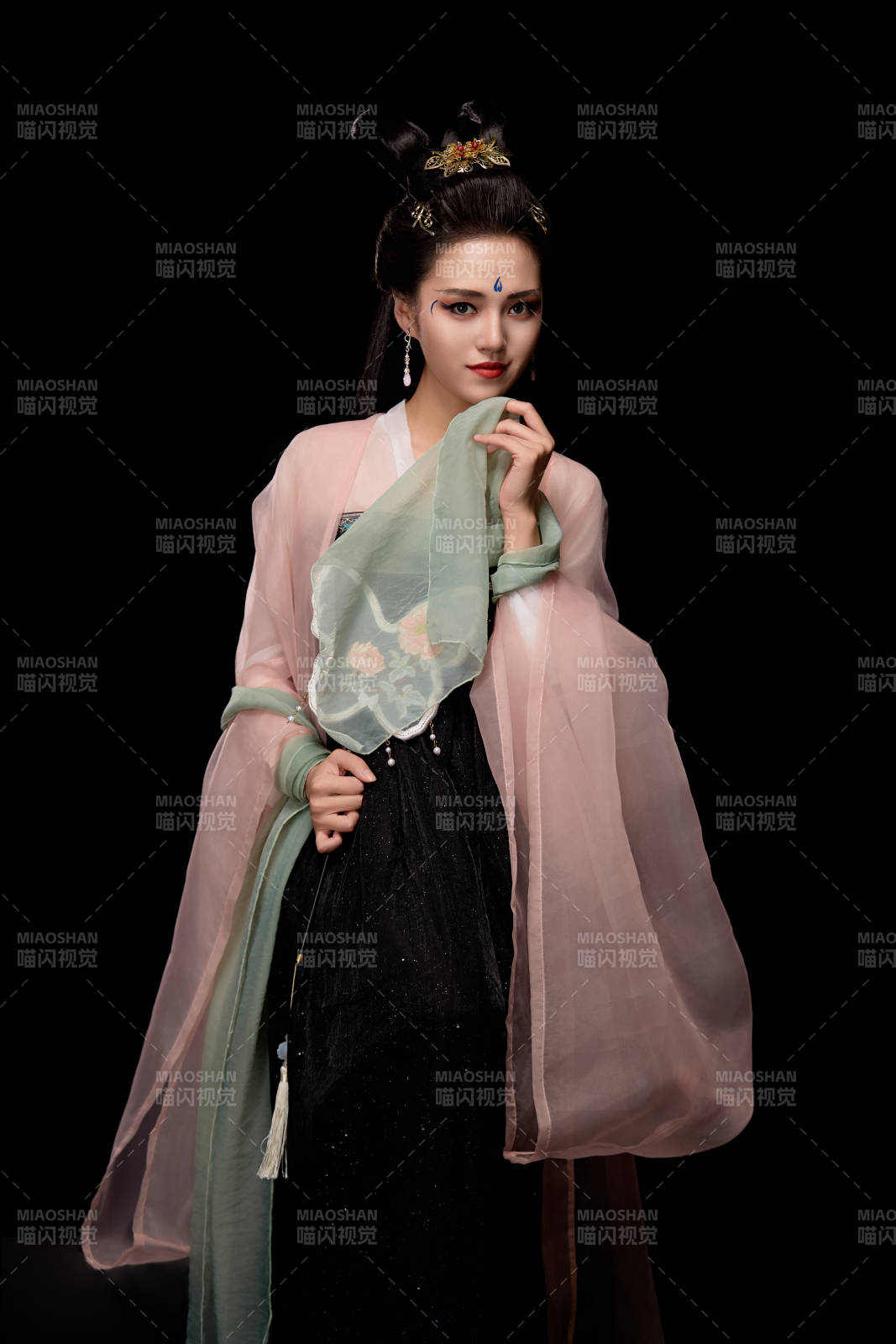 手持蝶扇展示唐代服飾妝容造型的東方女性