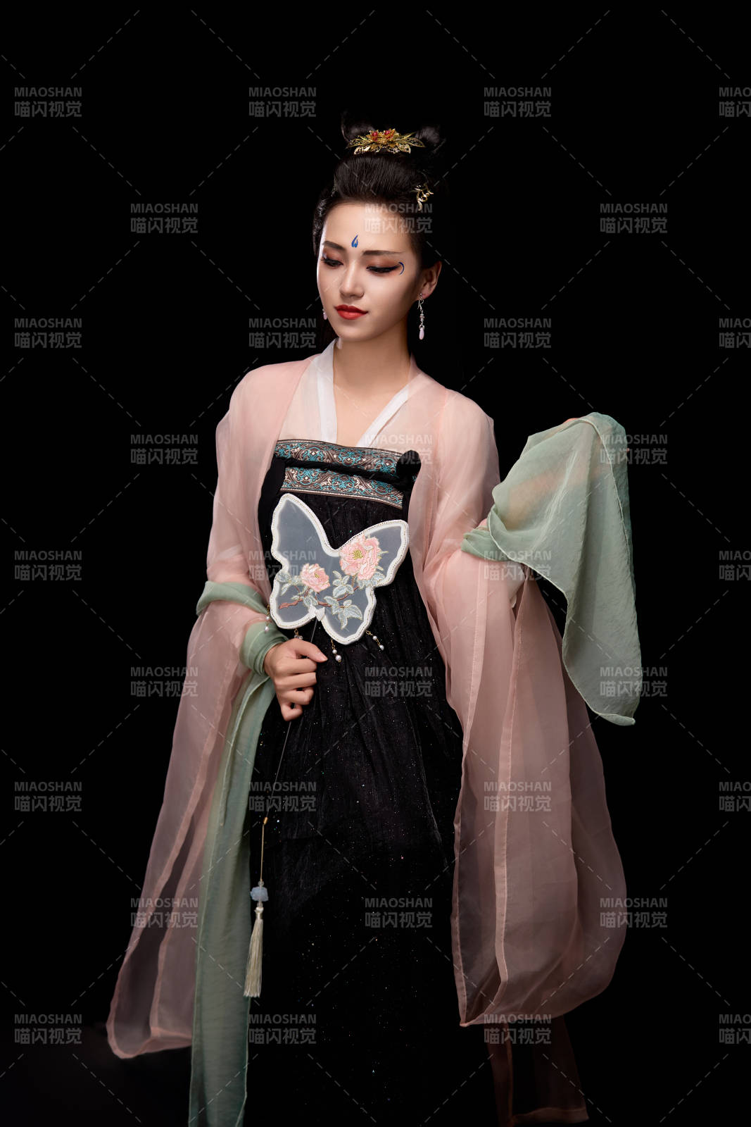 手持蝶扇展示唐代服飾妝容造型的東方女性