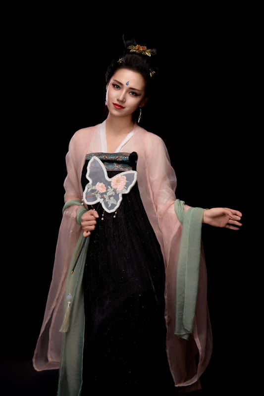 手持蝶扇展示唐代服饰妆容造型的东方女性