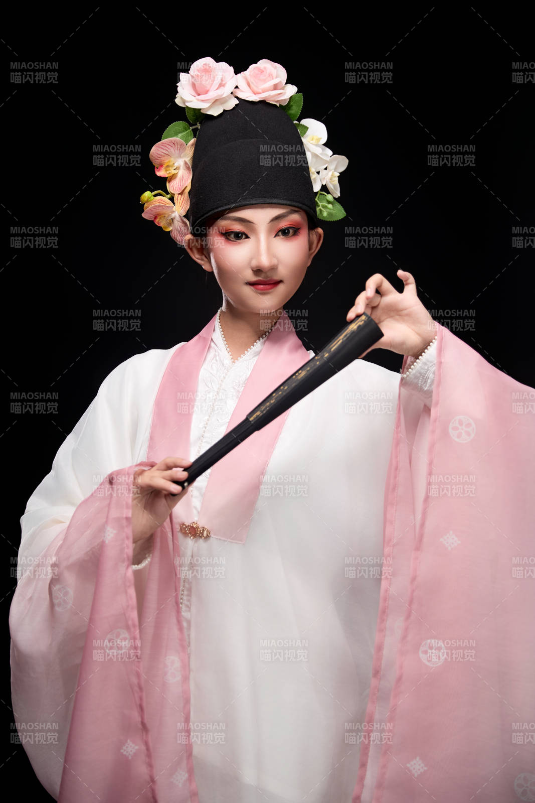 身著粵劇戲曲反串裝扮手持折扇的青年女性