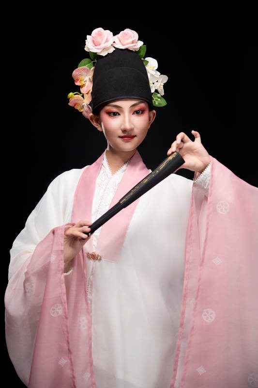 身着粤剧戏曲反串装扮手持折扇的青年女性