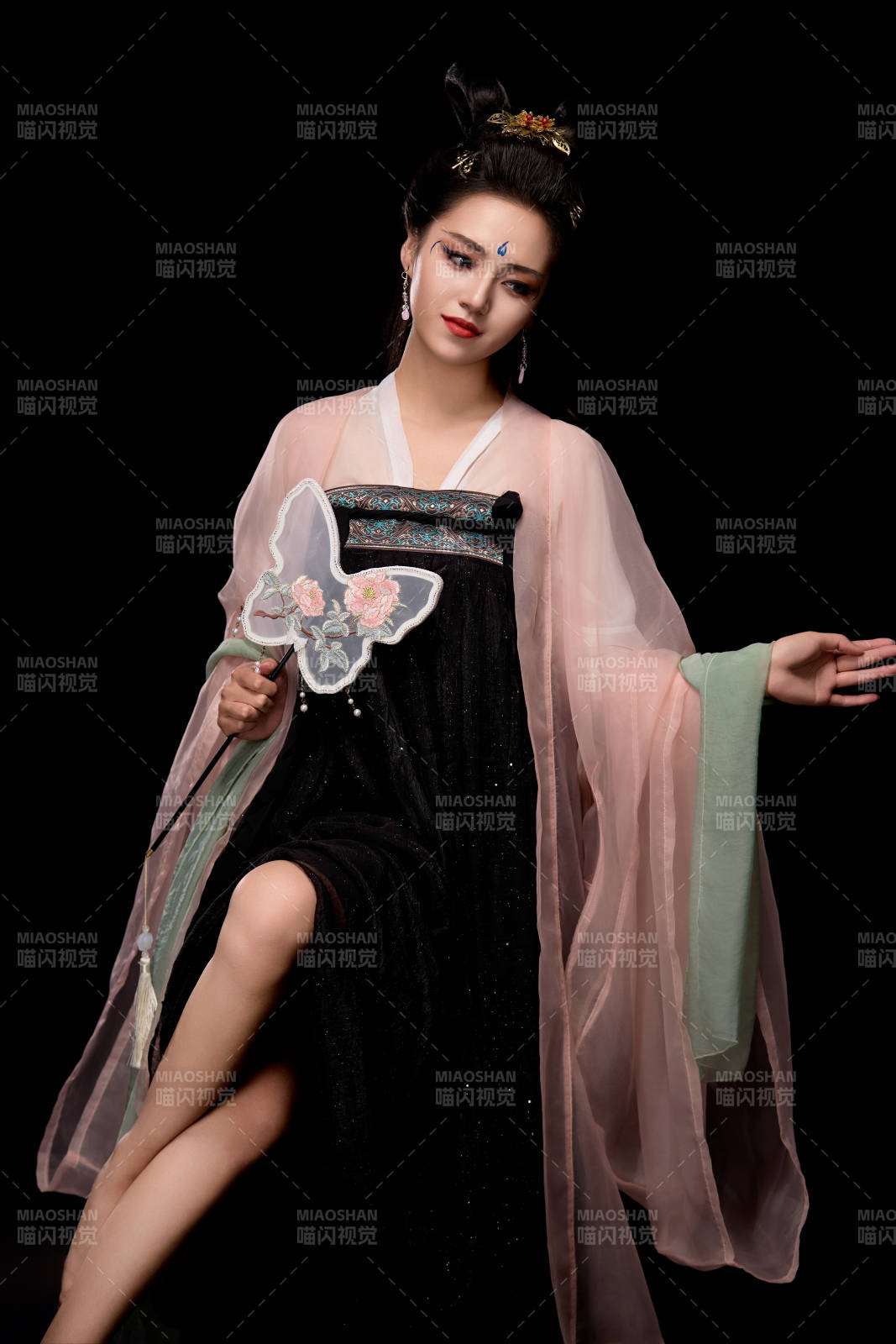 手持蝶扇展示唐代服饰妆容造型的东方女性