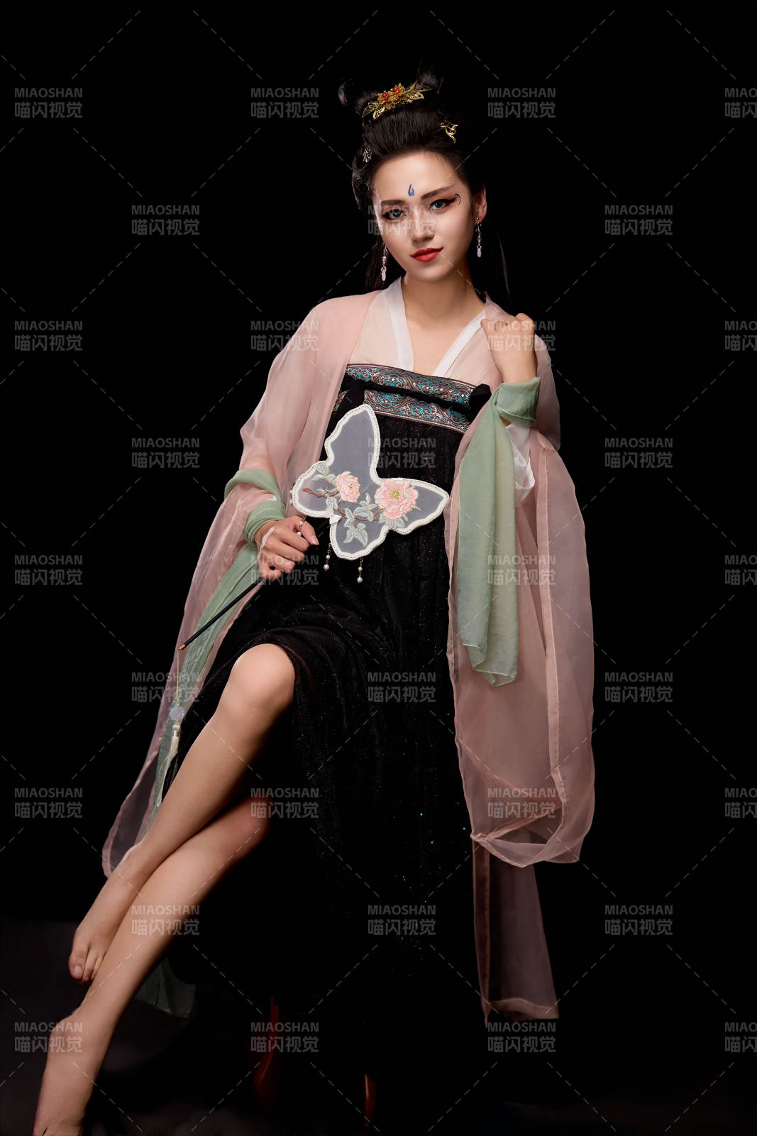 手持蝶扇展示唐代服飾妝容造型的東方女性