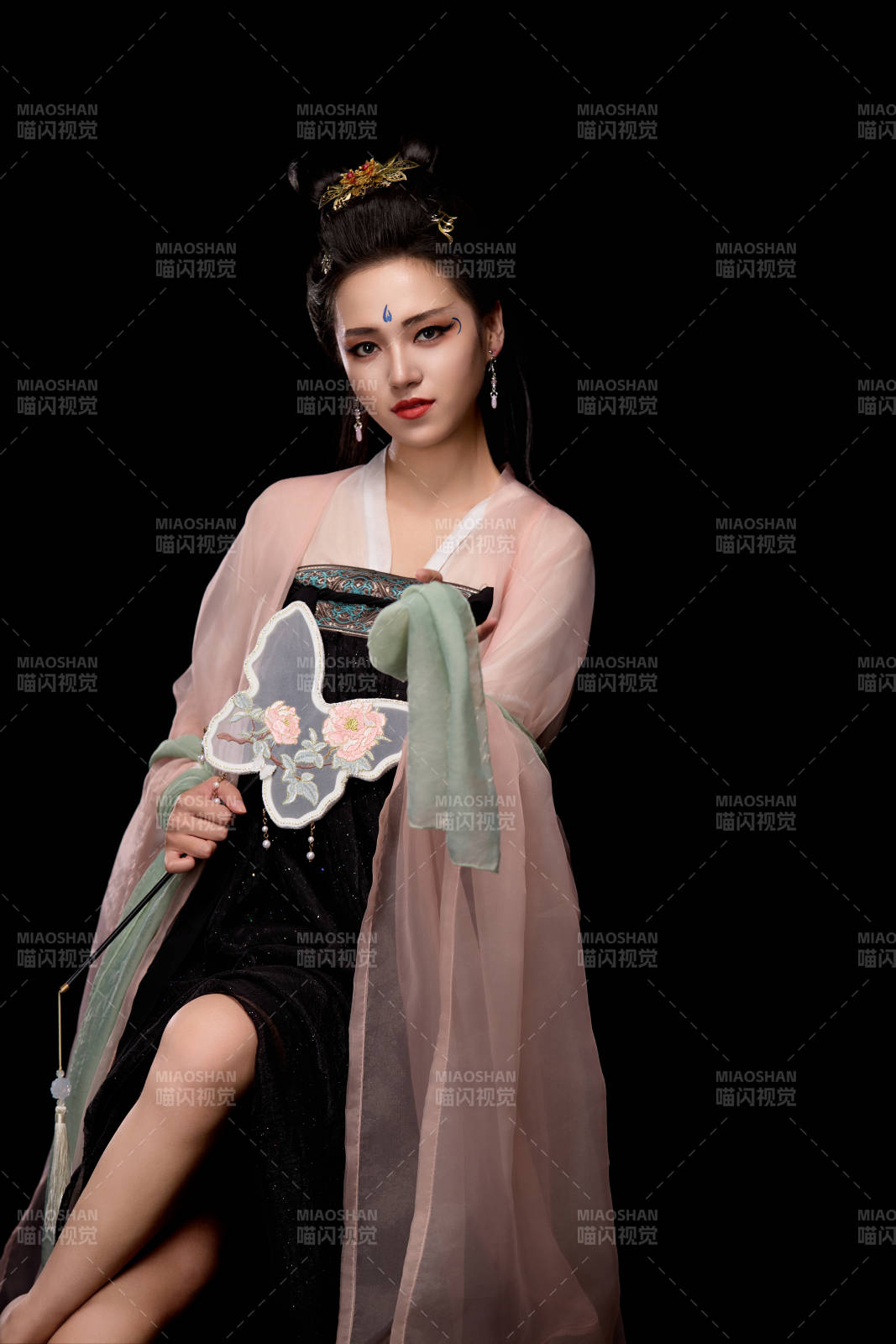 手持蝶扇展示唐代服飾妝容造型的東方女性