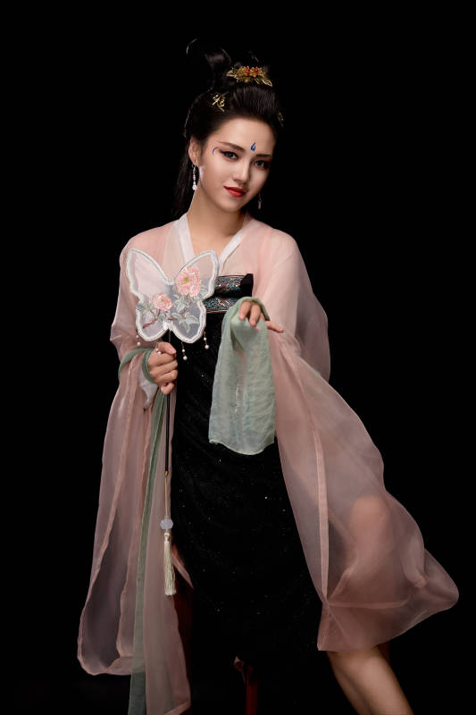 手持蝶扇展示唐代服饰妆容造型的东方女性