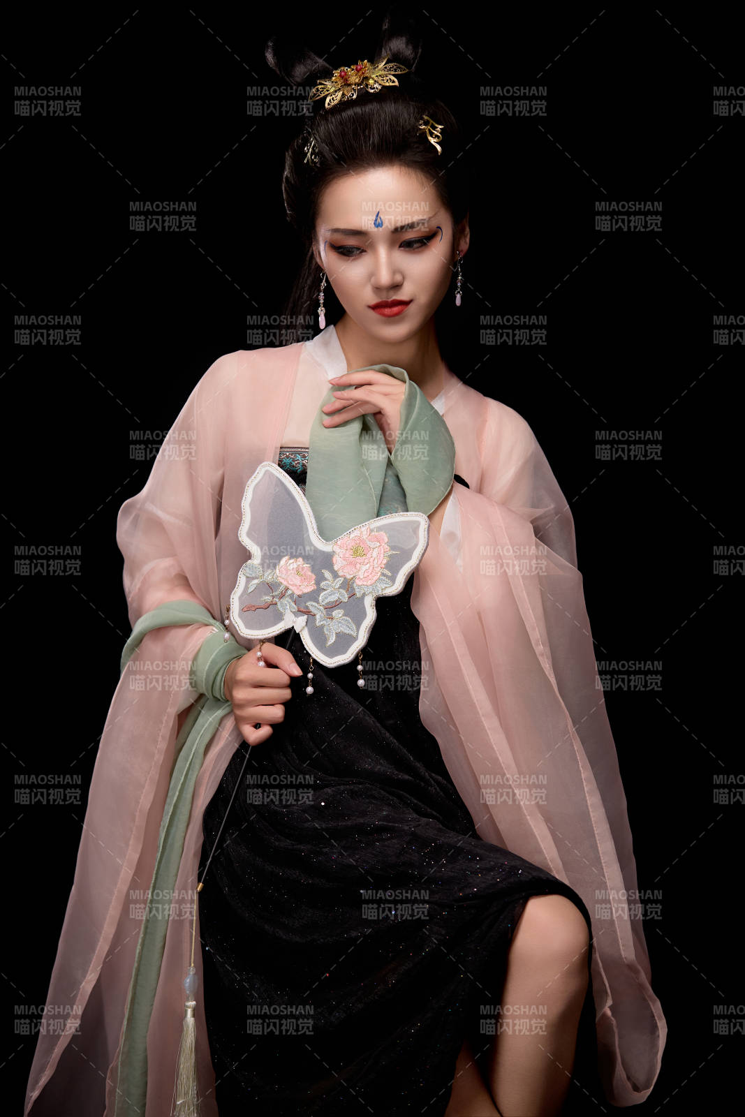 手持蝶扇展示唐代服飾妝容造型的東方女性