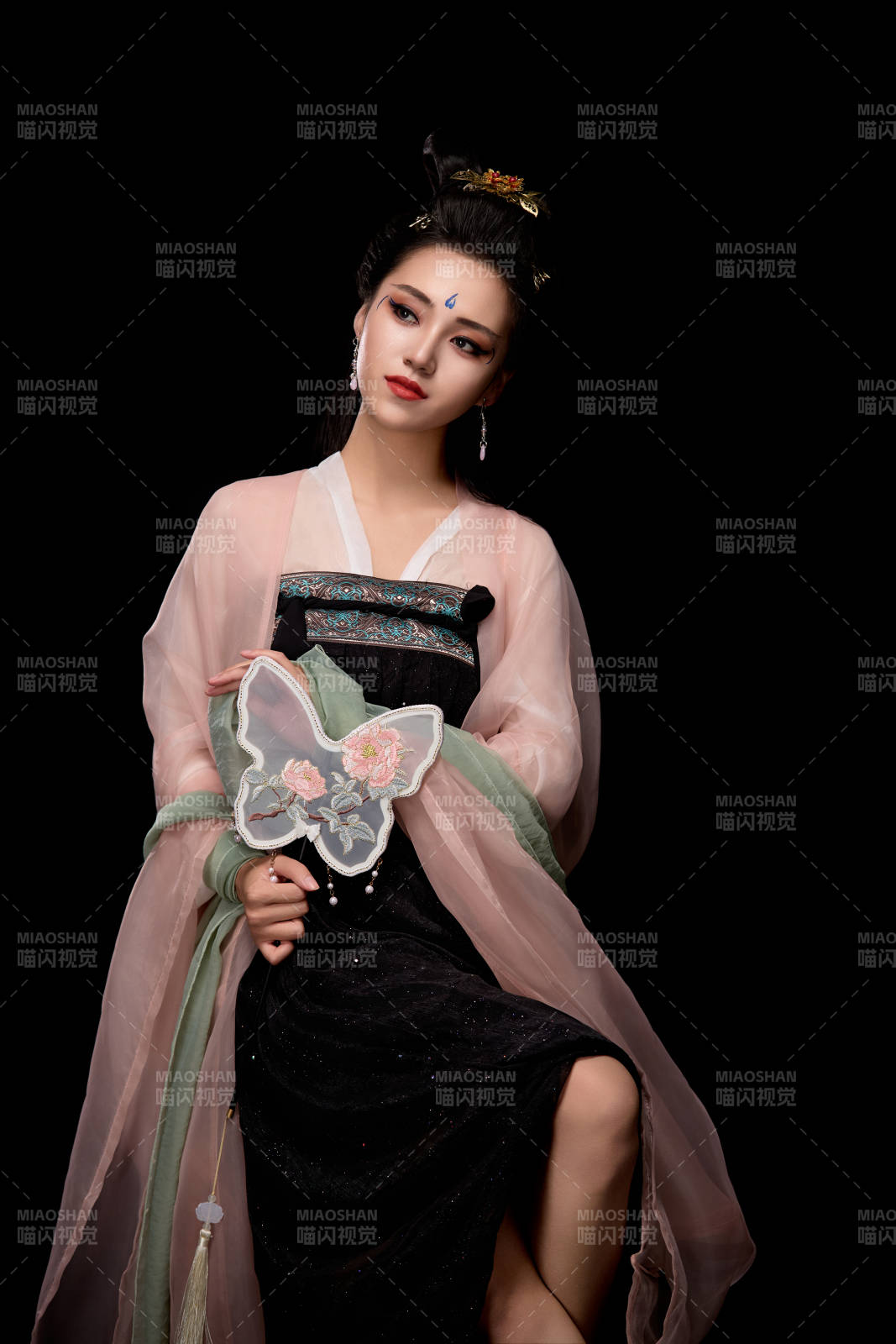 手持蝶扇展示唐代服飾妝容造型的東方女性