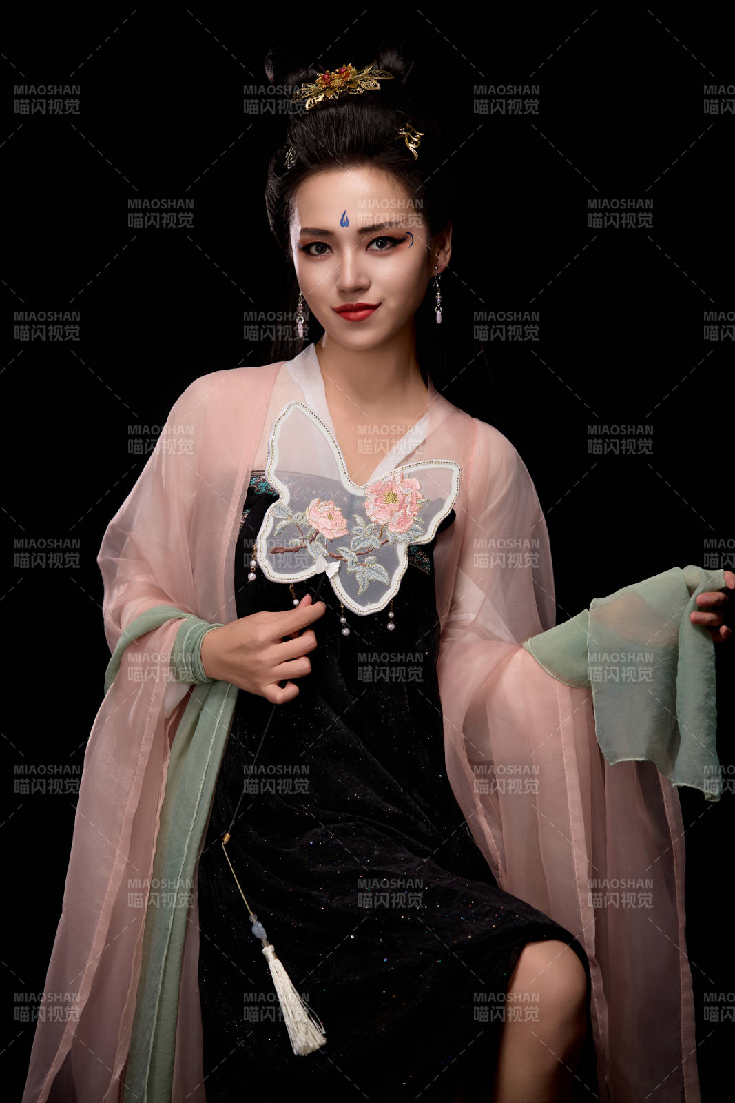 手持蝶扇展示唐代服饰妆容造型的东方女性