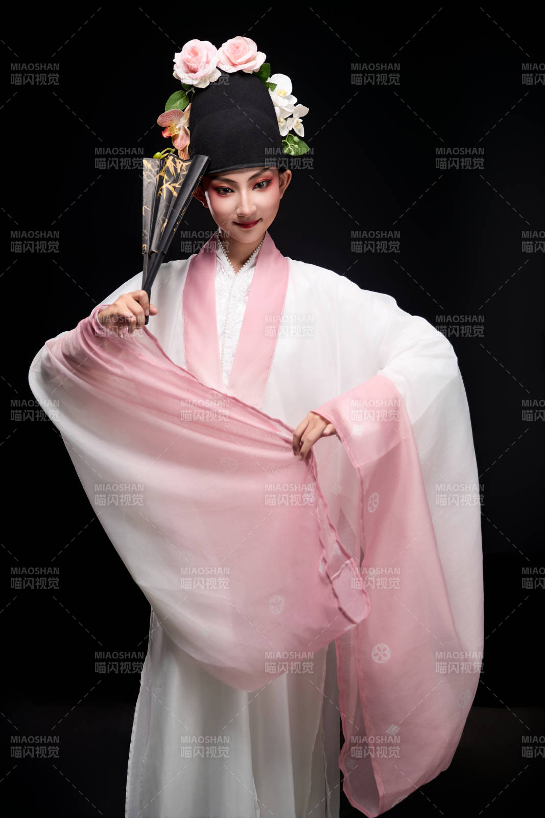 身着粤剧戏曲反串装扮手持折扇的青年女性