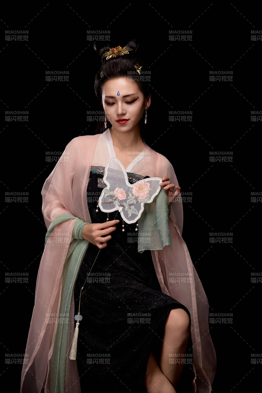 手持蝶扇展示唐代服飾妝容造型的東方女性