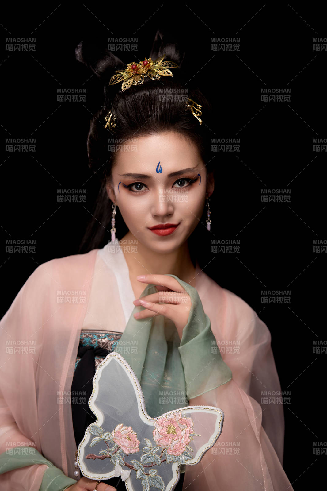 手持蝶扇展示唐代服飾妝容造型的東方女性