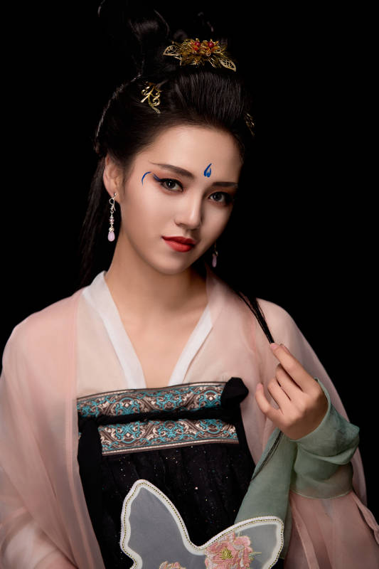 手持蝶扇展示唐代服饰妆容造型的东方女性