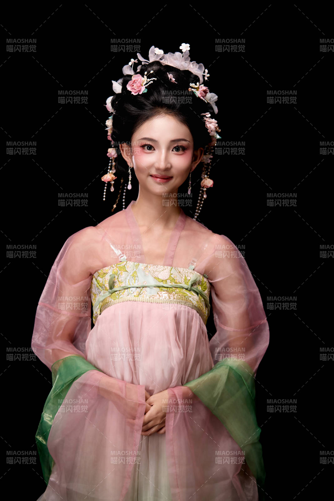 身着唐代宫廷簪花仕女装扮的东方女性