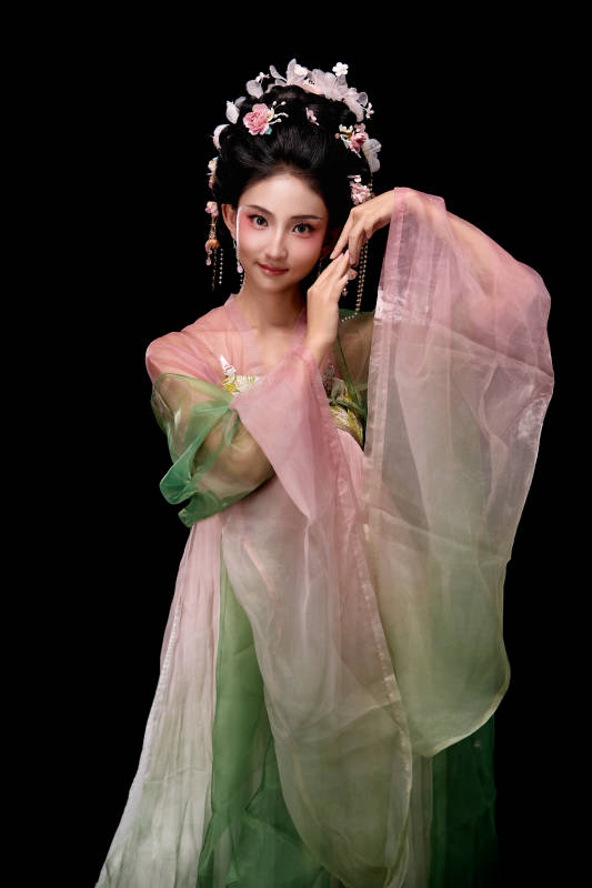 身着唐代宫廷簪花仕女装扮的东方女性