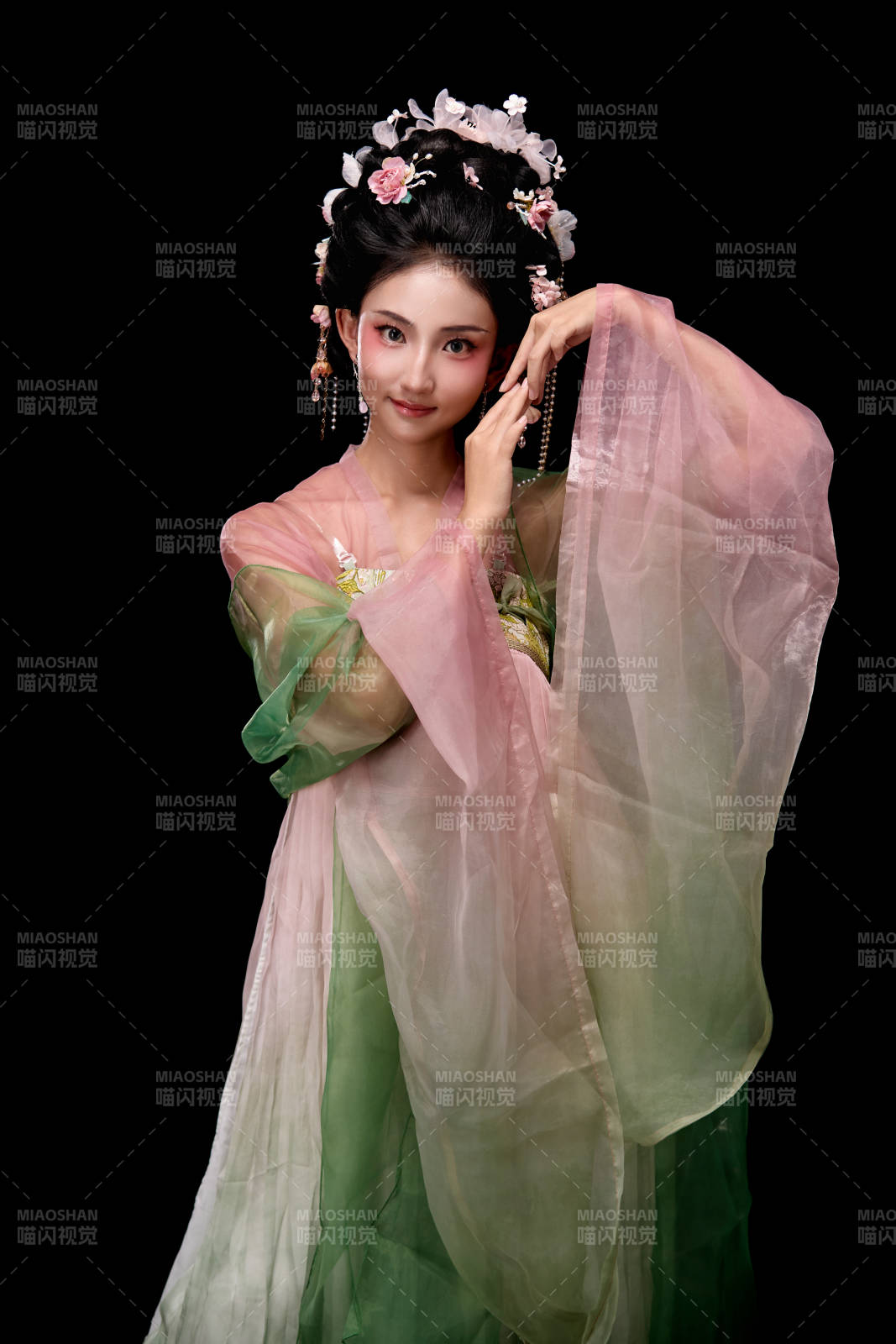 身着唐代宫廷簪花仕女装扮的东方女性