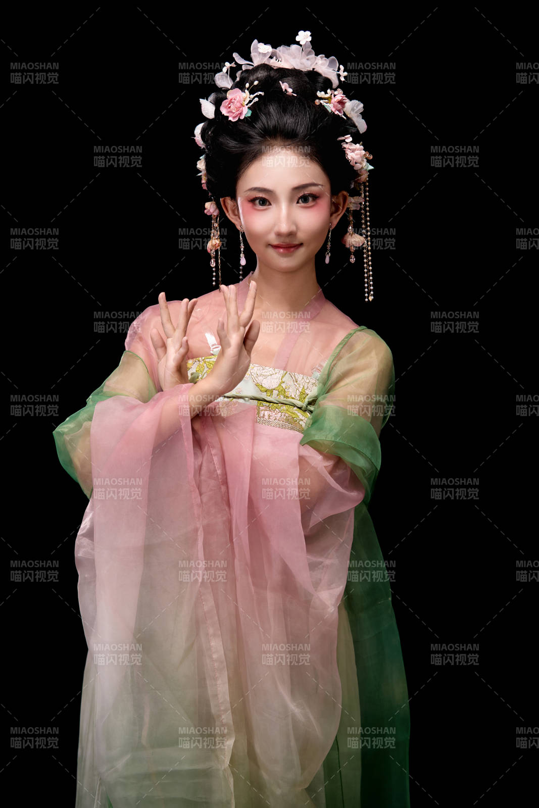 身着唐代宫廷簪花仕女装扮的东方女性