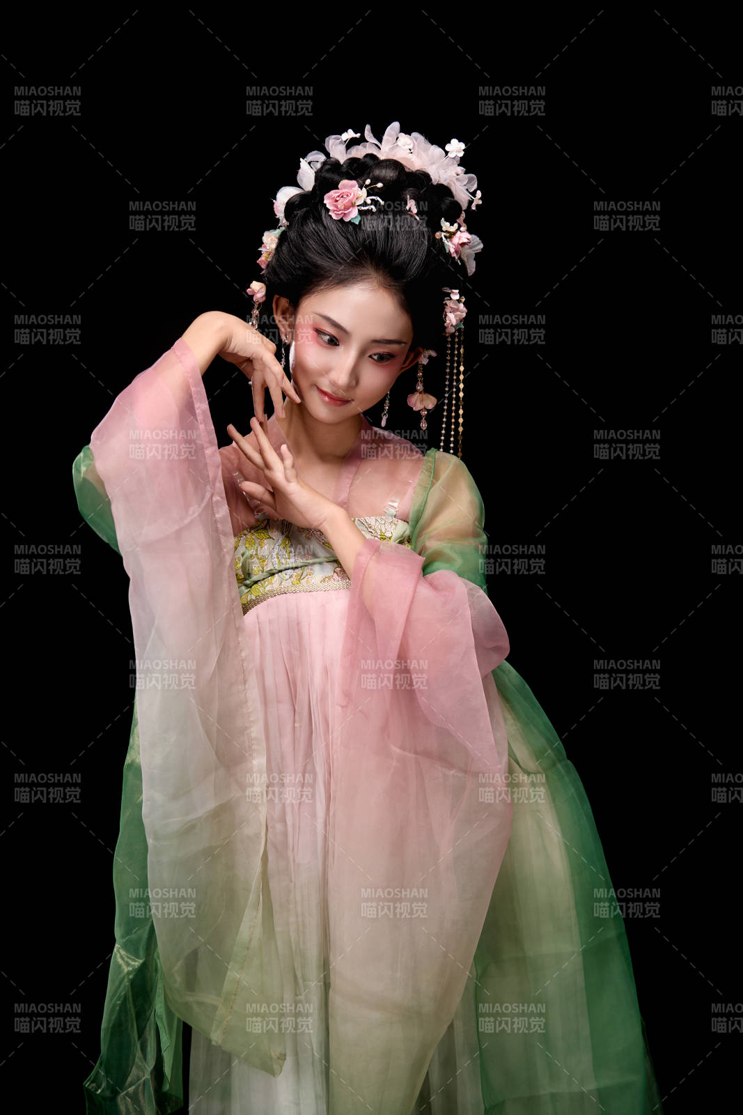 身着唐代宫廷簪花仕女装扮的东方女性