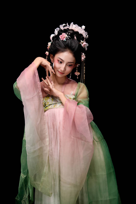 身着唐代宫廷簪花仕女装扮的东方女性