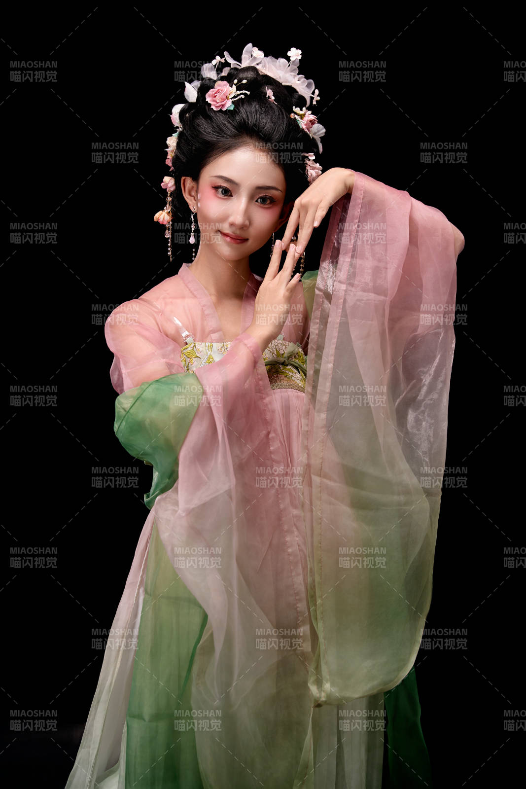 身着唐代宫廷簪花仕女装扮的东方女性图片