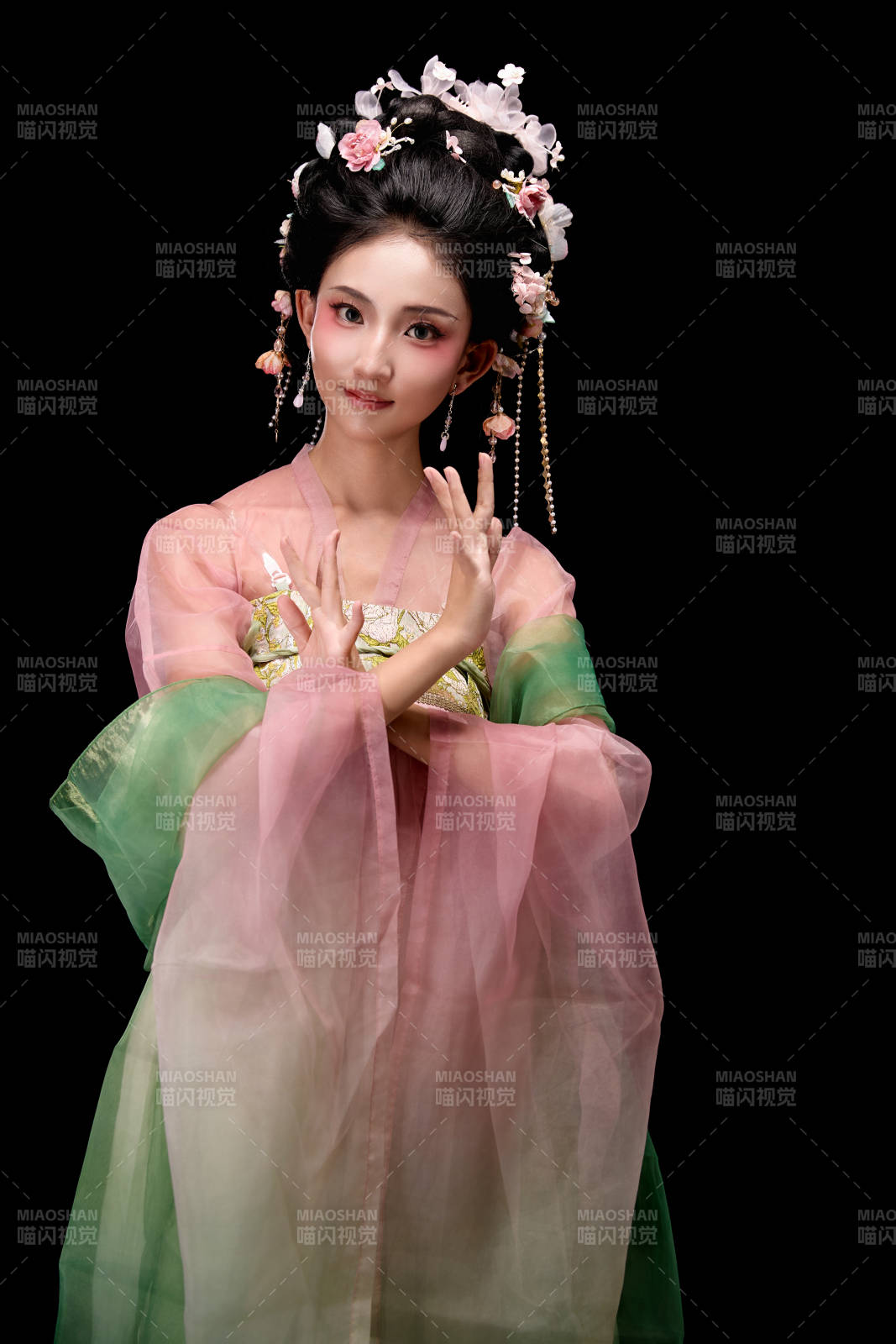 身着唐代宫廷簪花仕女装扮的东方女性