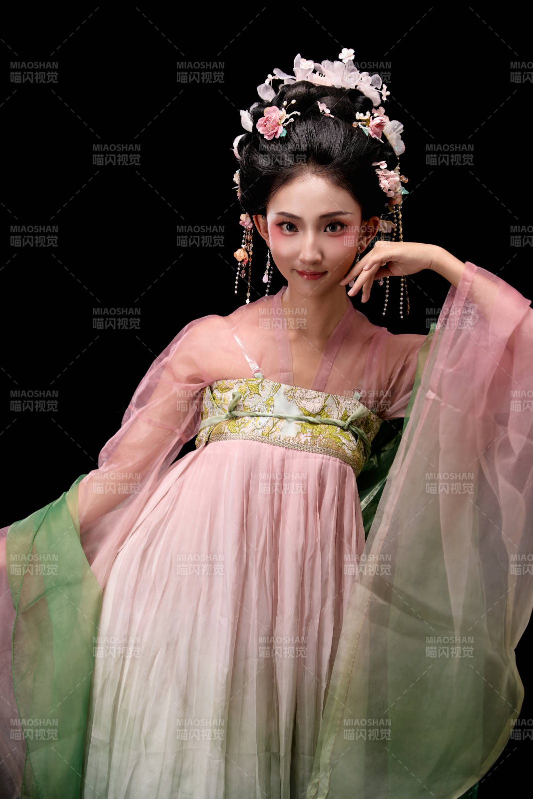 身着唐代宫廷簪花仕女装扮的东方女性