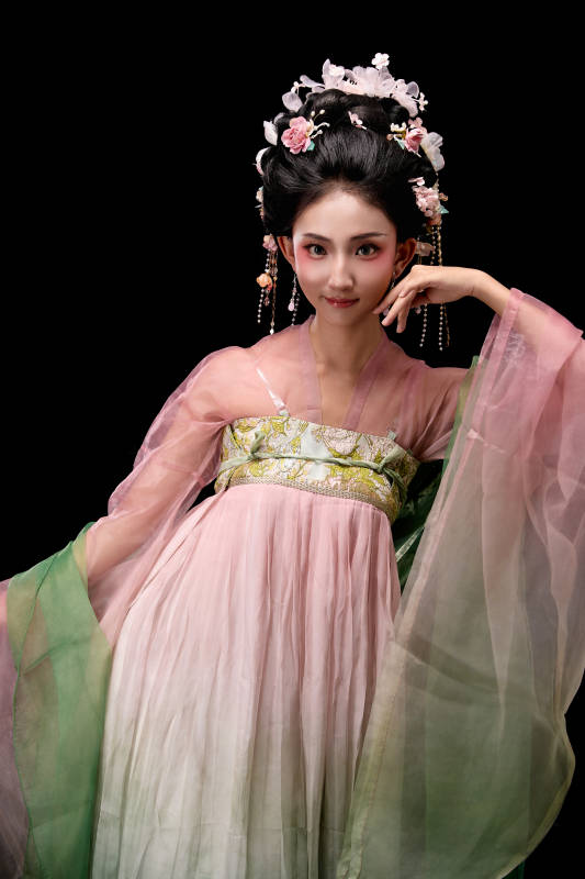 身着唐代宫廷簪花仕女装扮的东方女性