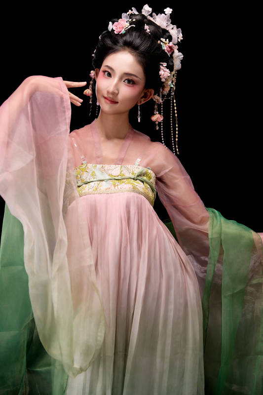 身着唐代宫廷簪花仕女装扮的东方女性