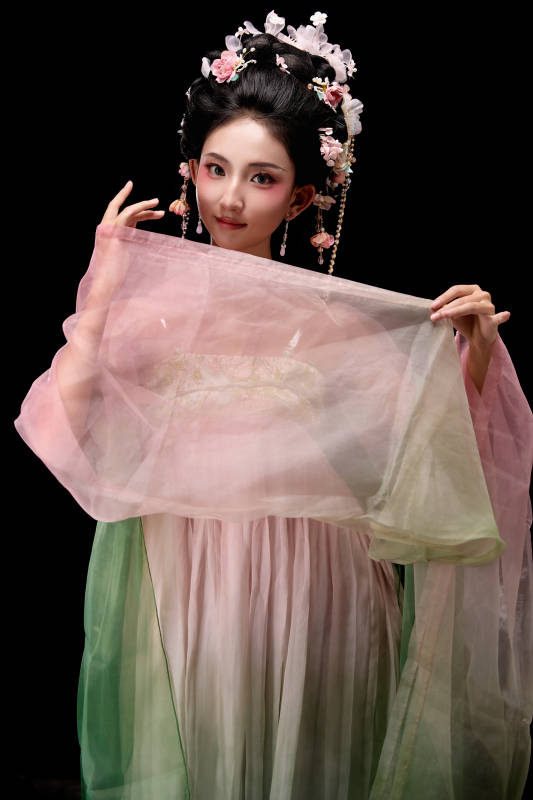 身着唐代宫廷簪花仕女装扮的东方女性