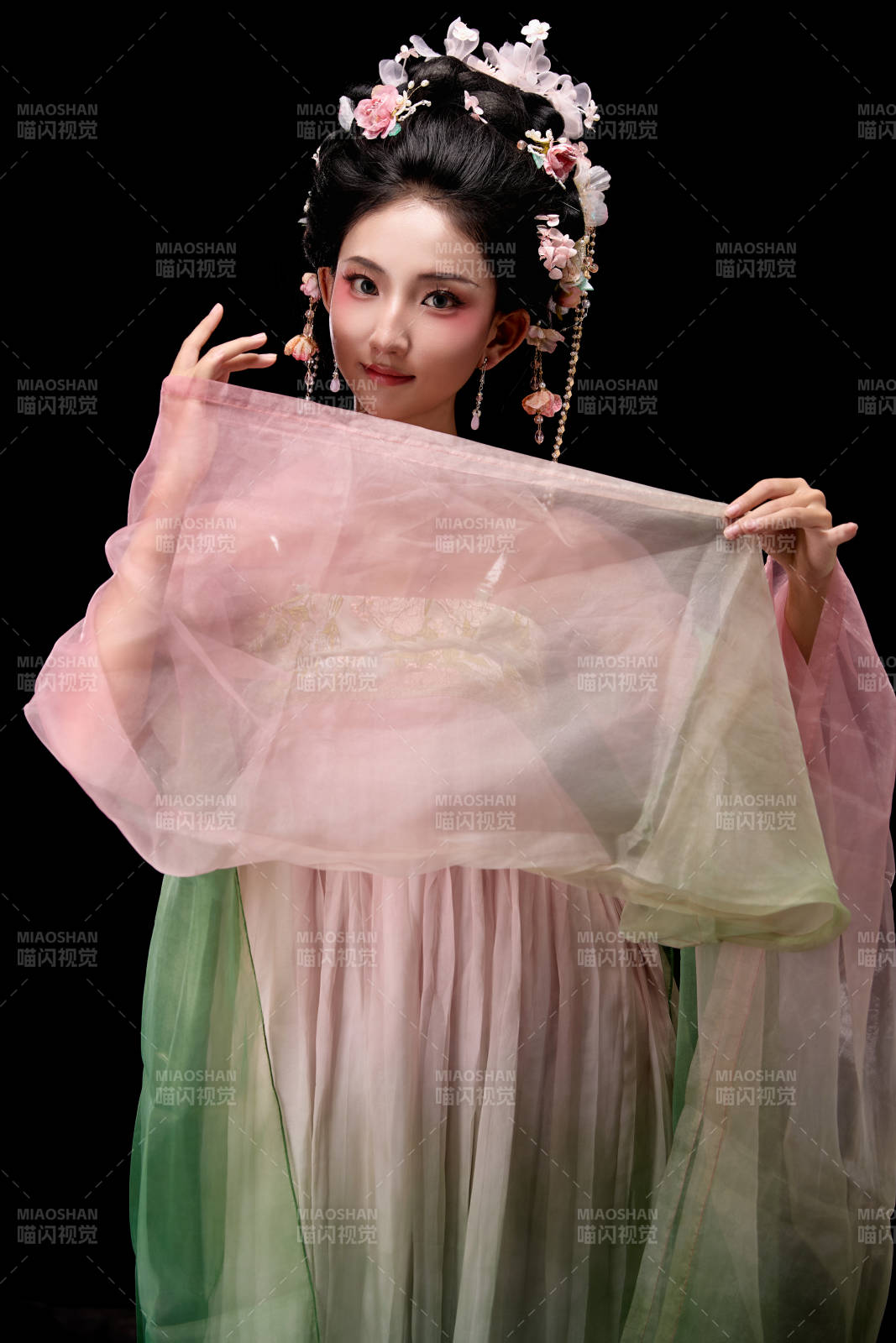 身着唐代宫廷簪花仕女装扮的东方女性