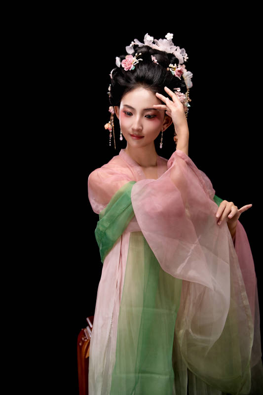 身着唐代宫廷簪花仕女装扮的东方女性