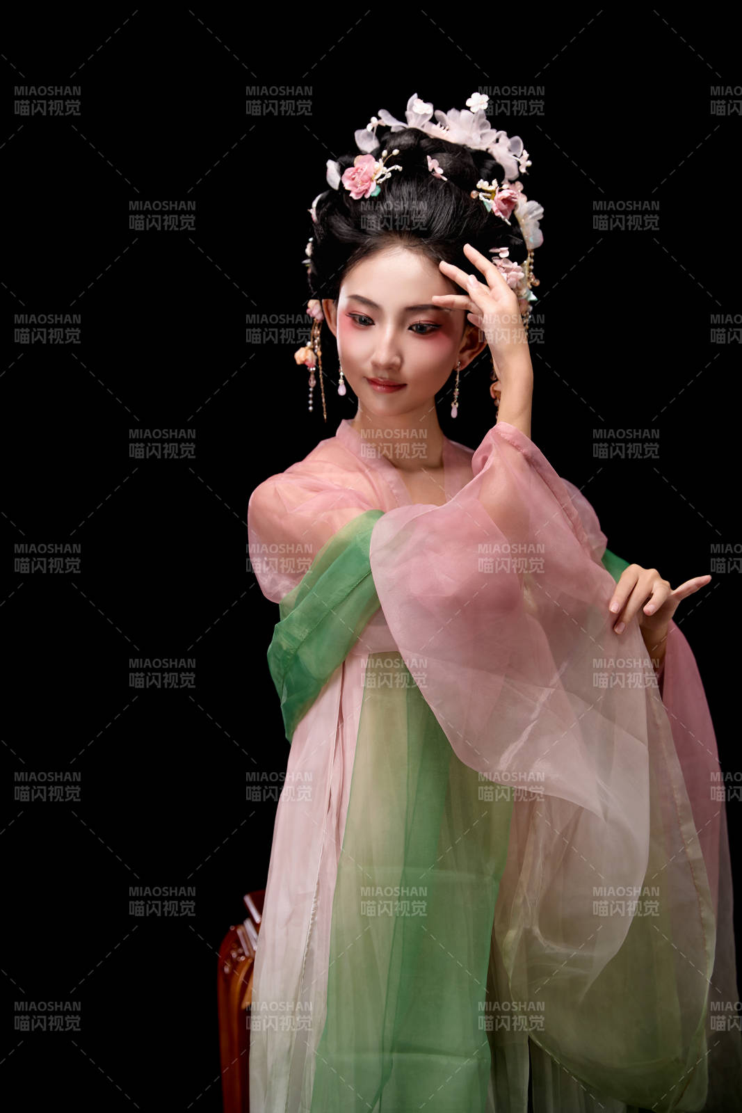 身着唐代宫廷簪花仕女装扮的东方女性