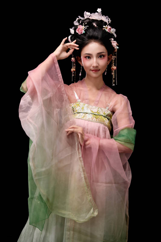 身着唐代宫廷簪花仕女装扮的东方女性