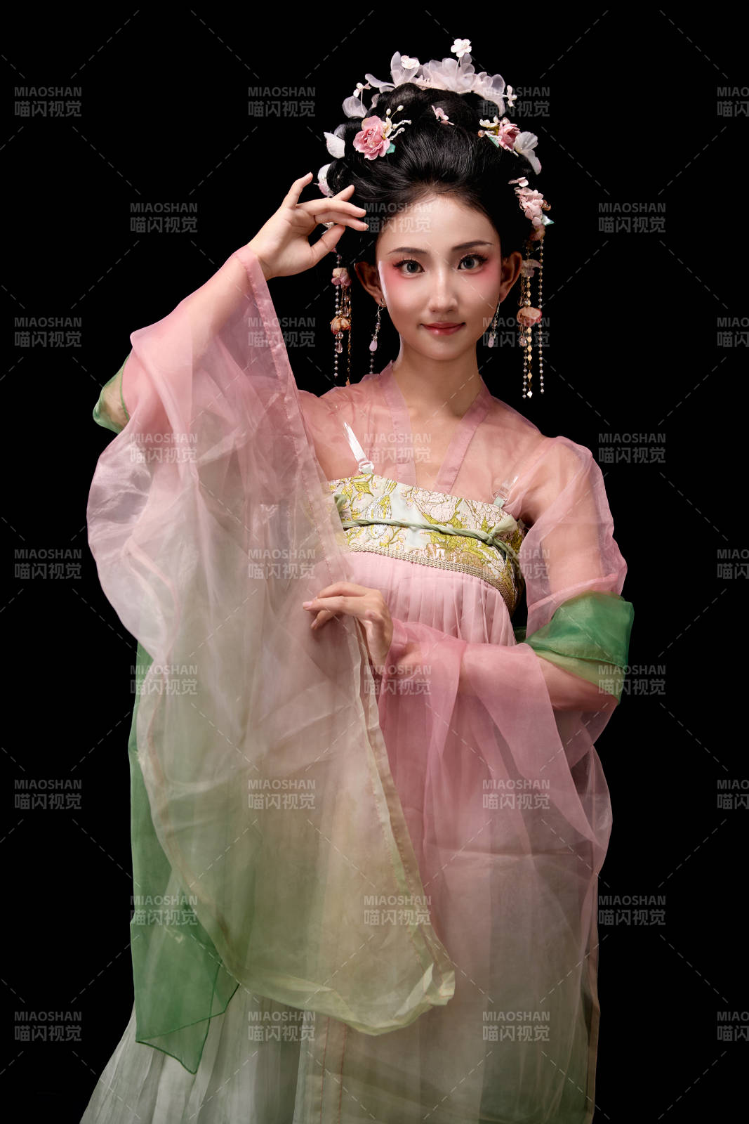 身着唐代宫廷簪花仕女装扮的东方女性