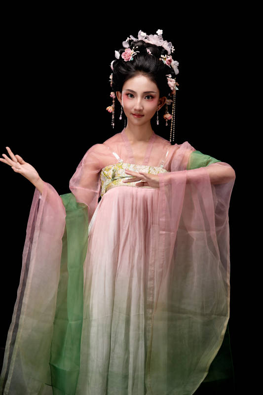 身着唐代宫廷簪花仕女装扮的东方女性