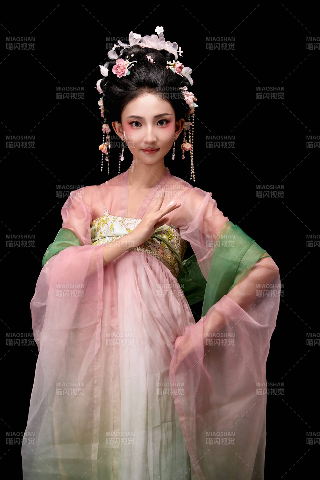 身着唐代宫廷簪花仕女装扮的东方女性