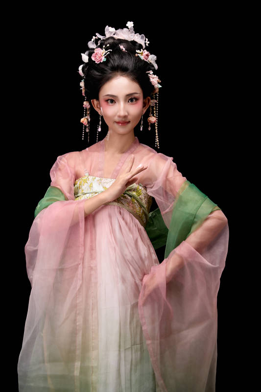 身着唐代宫廷簪花仕女装扮的东方女性