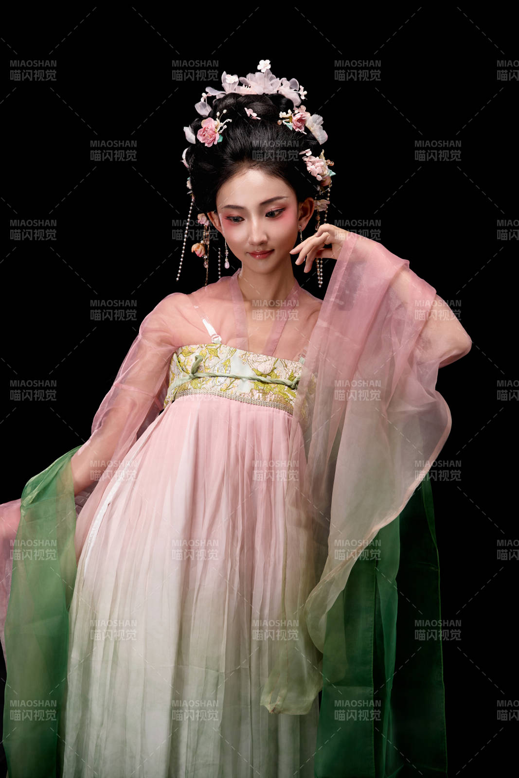 身着唐代宫廷簪花仕女装扮的东方女性