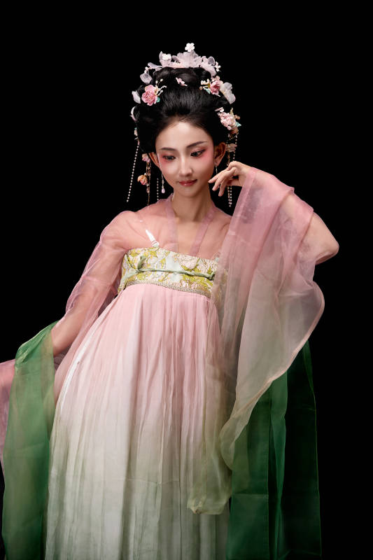 身着唐代宫廷簪花仕女装扮的东方女性