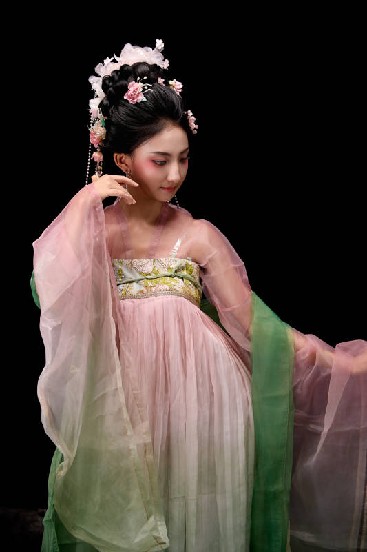 身着唐代宫廷簪花仕女装扮的东方女性