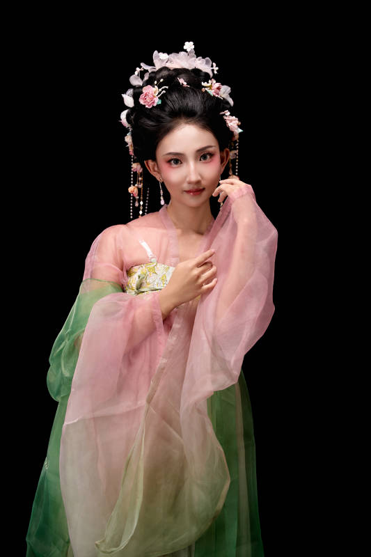 身着唐代宫廷簪花仕女装扮的东方女性