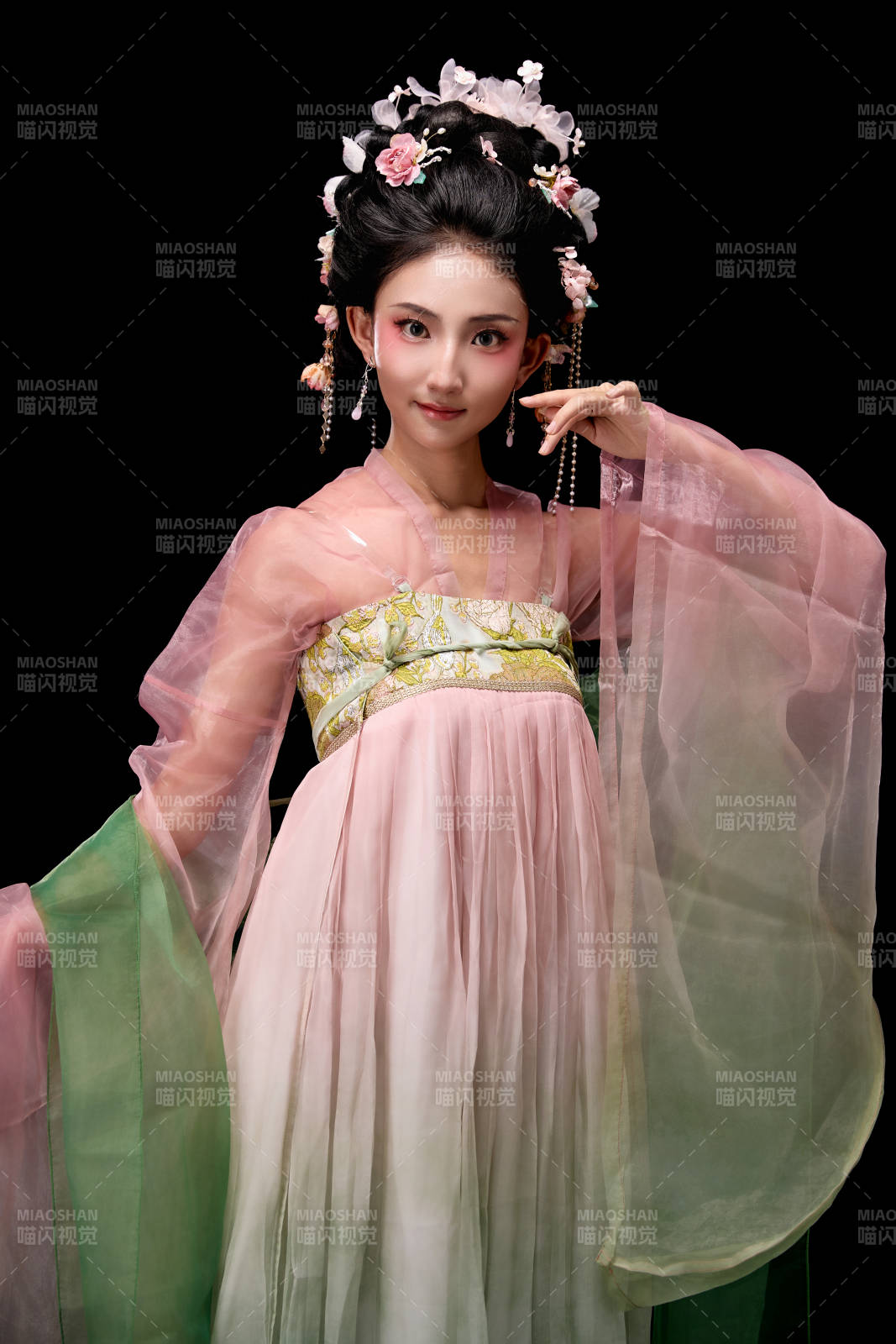 身著唐代宮廷簪花仕女裝扮的東方女性