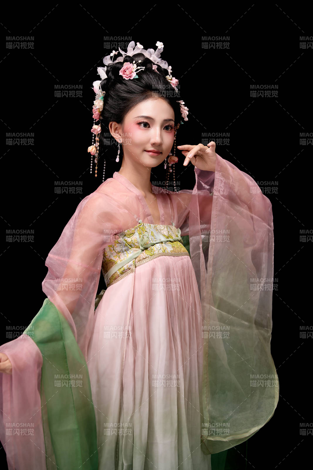 身着唐代宫廷簪花仕女装扮的东方女性