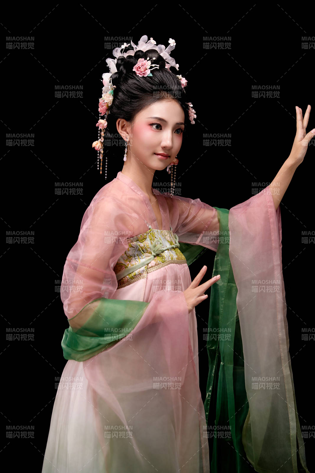 身着唐代宫廷簪花仕女装扮的东方女性