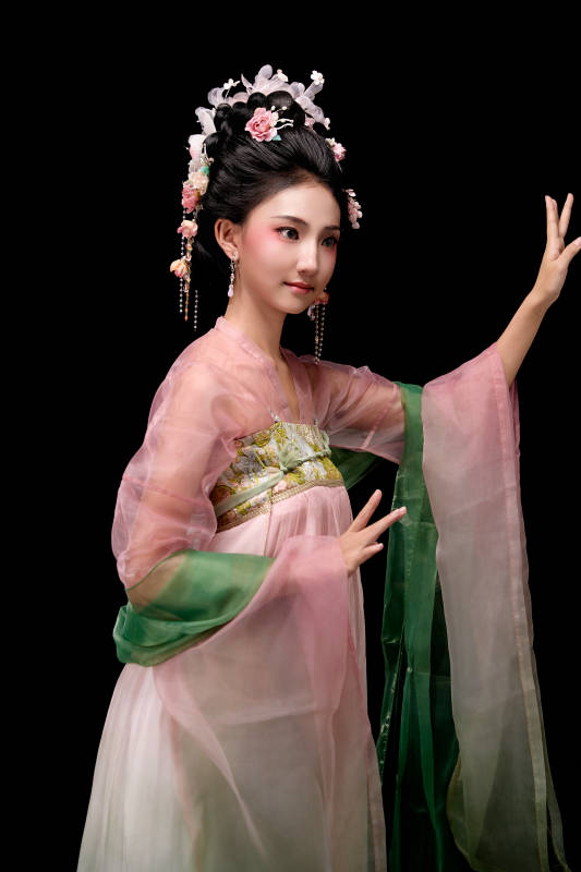 身着唐代宫廷簪花仕女装扮的东方女性