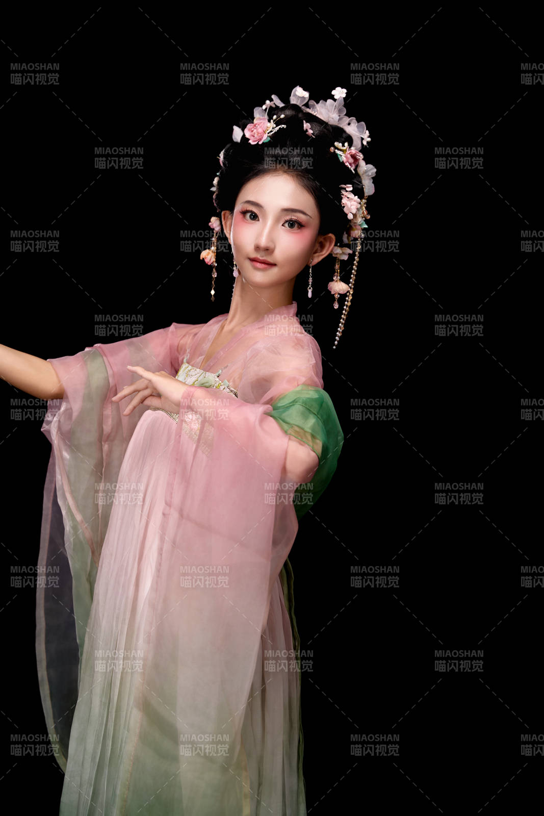 身着唐代宫廷簪花仕女装扮的东方女性