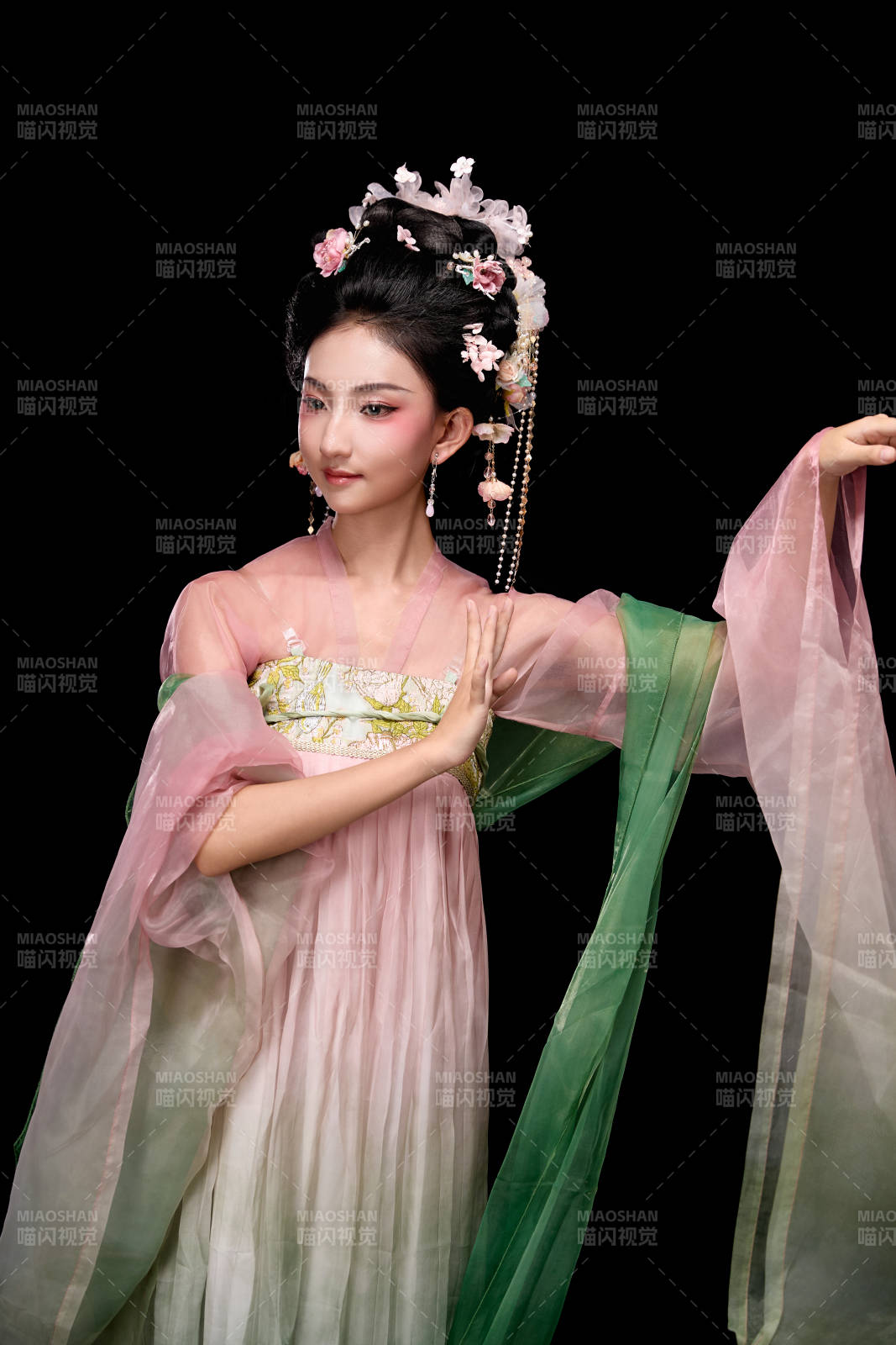 身着唐代宫廷簪花仕女装扮的东方女性