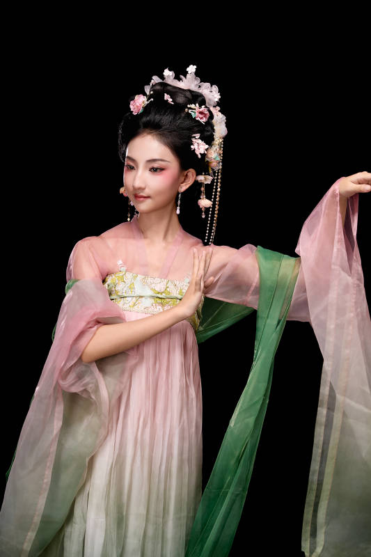 身着唐代宫廷簪花仕女装扮的东方女性